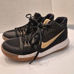 Nike Kyrie Unisex Indoor Basketball Shoes: Size Y5: Great condition, worn 2x